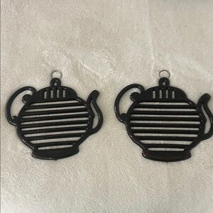 Vintage Scrolled Cast Iron Filigree
Teapot Shaped Trivet For Hot Dishes & Pots